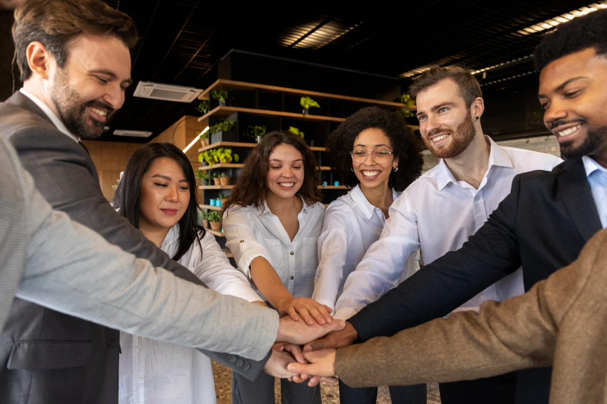 Líder conduzindo a equipe em reunião colaborativa